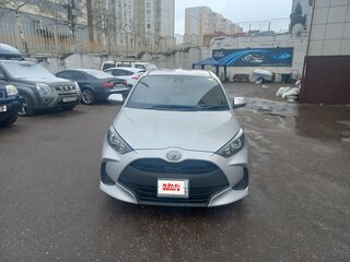 2021 Toyota Yaris IV, серый, 1140000 рублей, вид 1