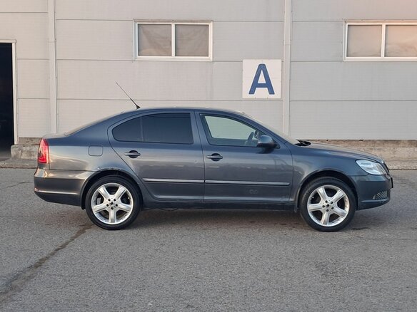 2009 Skoda Octavia II (A5) Рестайлинг, серый - вид 3