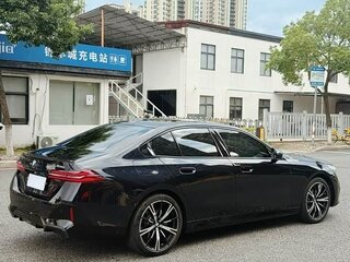 2026 BMW 5 серии 530i VIII (G60/G61/G68), чёрный, 6850000 рублей, вид 4