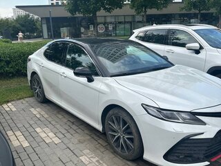 2021 Toyota Camry VIII (XV70) Рестайлинг, белый, 2100000 рублей, вид 3