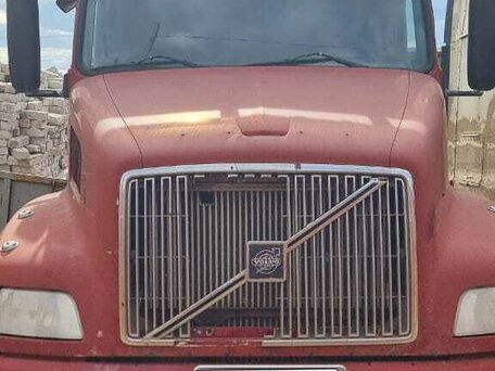 2002 Volvo VNL, красный, 900000 рублей, вид 2