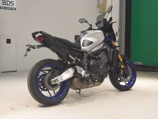2023 Yamaha MT-09 (FZ-09), серебристый, 932000 рублей, вид 5
