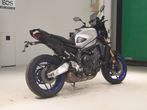 2023 Yamaha MT-09 (FZ-09), серебристый, 932000 рублей - вид 4