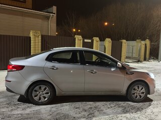 2016 Kia Rio III Рестайлинг, серебристый, 1350000 рублей, вид 4