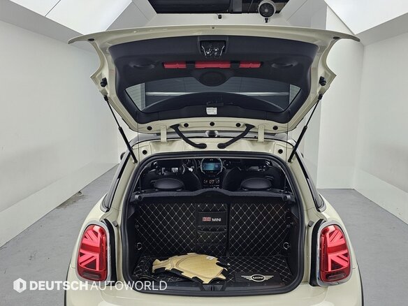 2022 Mini Hatch Cooper III (F55/F56) Рестайлинг 2, белый, 1780000 рублей - вид 12