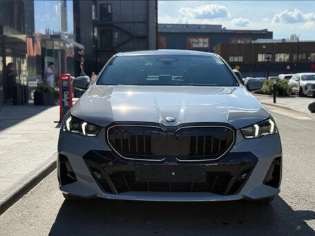 2025 BMW 5 серии 530i xDrive VIII (G60/G61/G68), белый, 7490000 рублей, вид 2