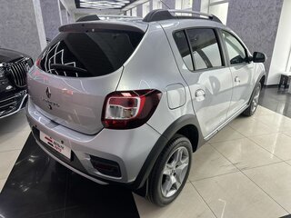 2021 Renault Sandero Stepway II Рестайлинг, серебристый, 1299000 рублей, вид 5