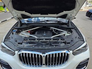 2020 BMW X5 25d IV (G05/G18), белый, 6820000 рублей, вид 4