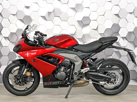 2025 Triumph Daytona 660, красный, 917000 рублей, вид 4