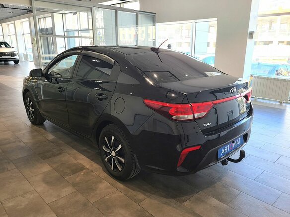 2017 Kia Rio IV, чёрный - вид 7