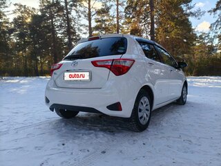 2017 Toyota Vitz III (XP130) Рестайлинг 2, белый, 825000 рублей, вид 4