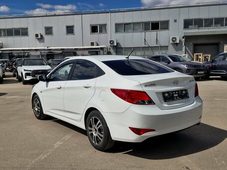 2015 Hyundai Solaris I Рестайлинг, белый, 909000 рублей, вид 3