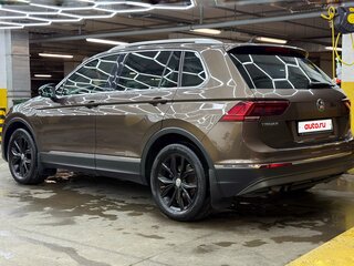 2017 Volkswagen Tiguan II, коричневый, 2450000 рублей, вид 4