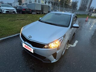 2020 Kia Rio IV Рестайлинг, серебристый, 1200000 рублей, вид 3