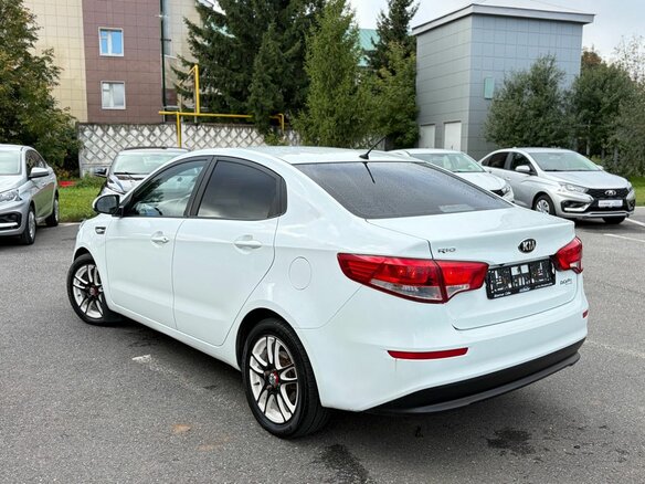 2015 Kia Rio III Рестайлинг, белый - вид 3