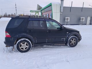 1998 Mercedes-Benz M-Класс 320 I (W163), чёрный, 400000 рублей, вид 4