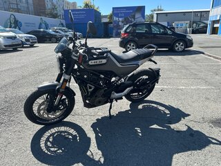 2021 Husqvarna Svartpilen 401, серый, 399003 рублей, вид 3