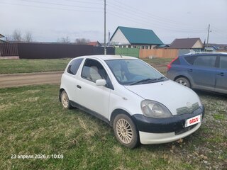1999 Toyota Vitz I (P10), белый, 300000 рублей, вид 1