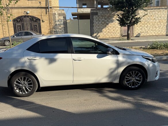 2013 Toyota Corolla XI (E160, E170, E180), белый, 1090000 рублей - вид 1