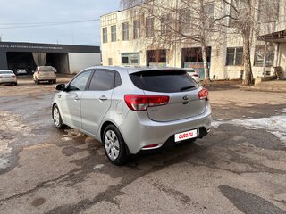 2015 Kia Rio III Рестайлинг, серебристый, 1135000 рублей, вид 3