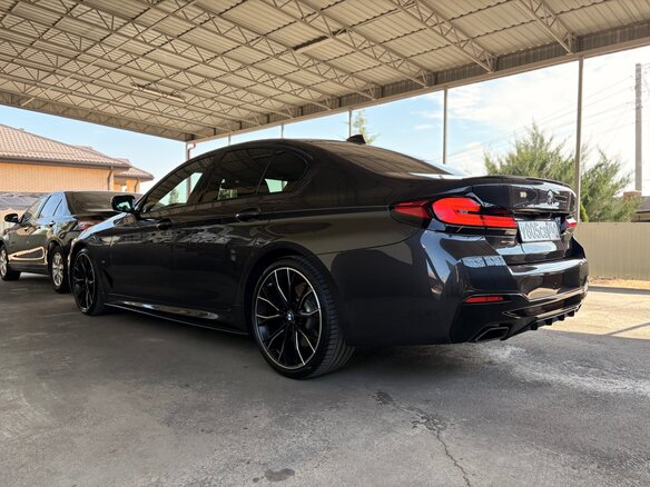 2021 BMW 5 серии 530i xDrive VII (G30/G31/G38) Рестайлинг, серый, 4150000 рублей - вид 3