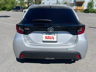 2021 Toyota Yaris IV, серебристый, 1290000 рублей, вид 3
