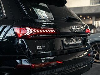 2022 Audi Q7 55 TFSI II (4M) Рестайлинг, чёрный, 9140000 рублей, вид 4