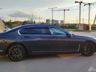 2019 BMW 7 серии 740i VI (G11/G12) Рестайлинг, серый, 4999999 рублей, вид 1