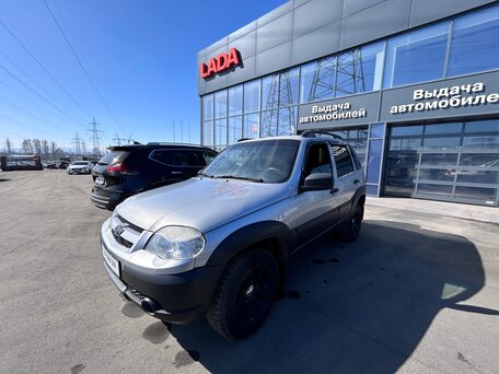 2018 Chevrolet Niva I Рестайлинг, серебристый, 565000 рублей, вид 2