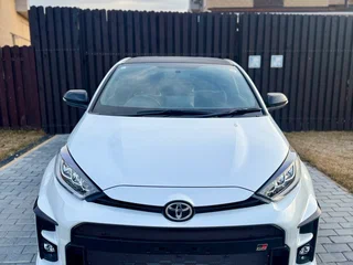 2021 Toyota Yaris IV, белый, 3500000 рублей, вид 4