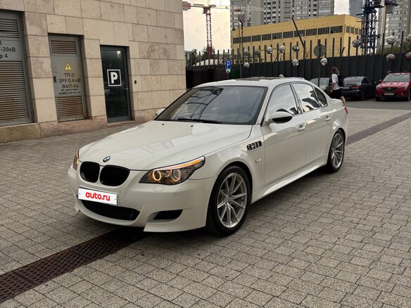 2008 BMW M5 IV (E60/E61), белый - вид 3
