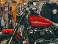 2021 Harley-Davidson Fat Bob, красный, 2050000 рублей - вид 4