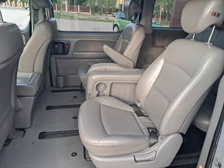 2018 Hyundai Grand Starex, серый, 2800000 рублей, вид 3