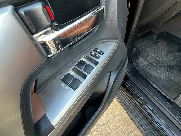 2015 Toyota Land Cruiser 200 Series Рестайлинг 1, чёрный - вид 16