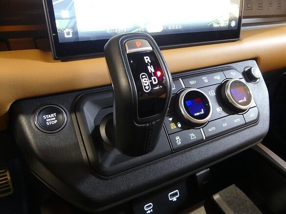2023 Land Rover Defender 110 II, коричневый, 8455060 рублей - вид 7