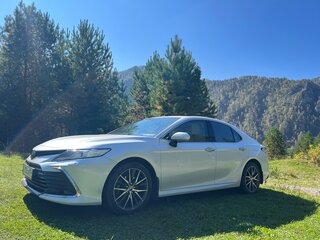2021 Toyota Camry VIII (XV70) Рестайлинг, белый, 4270000 рублей, вид 3
