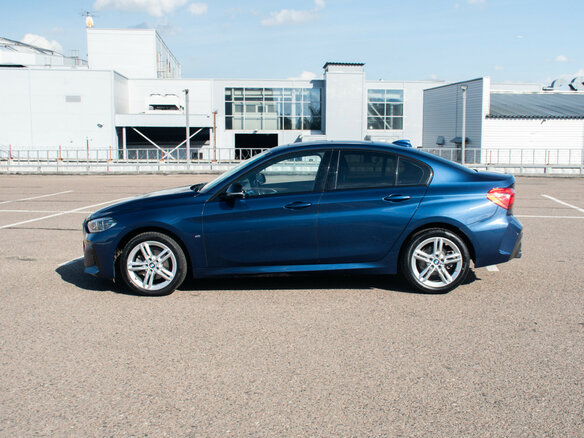 2021 BMW 1 серии 120i III (F52) Рестайлинг, синий, 2637000 рублей - вид 3