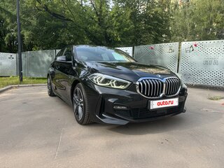 2021 BMW 1 серии 120i III (F40), чёрный, 3850000 рублей, вид 1