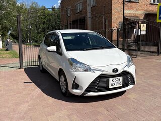 2017 Toyota Vitz III (XP130) Рестайлинг 2, белый, 1050000 рублей, вид 4