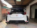 2021 Toyota Yaris IV, белый, 3550000 рублей - вид 2