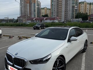 2025 BMW 5 серии 530i xDrive VIII (G60/G61/G68), белый, 8250000 рублей, вид 3