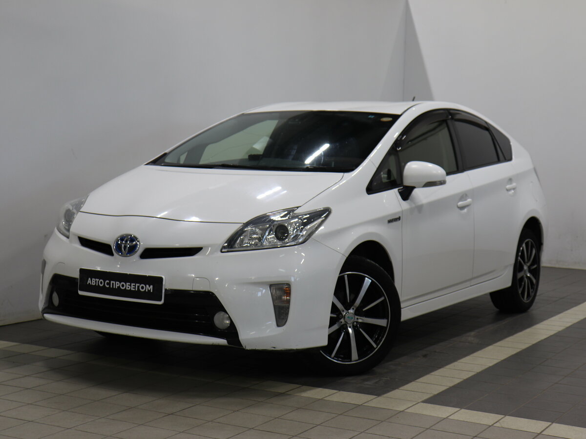 Открыть фотографии: Toyota Prius III Рестайлинг (XW30)