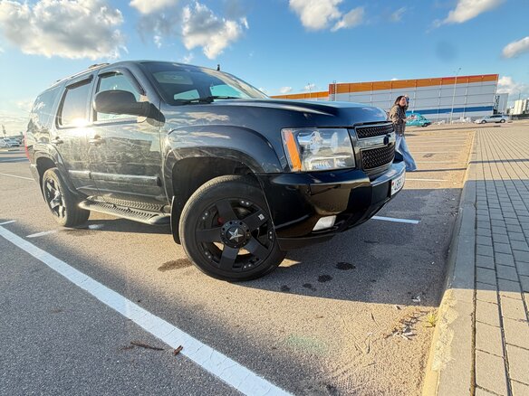 2006 Chevrolet Tahoe III, чёрный, 1700000 рублей - вид 1