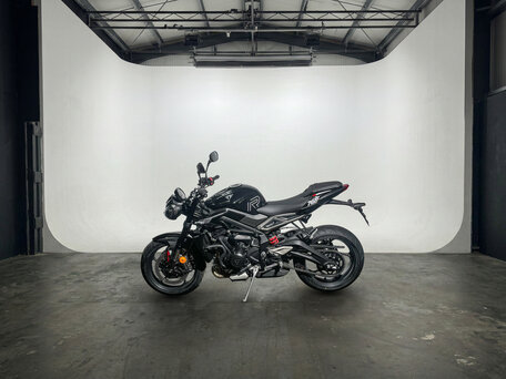 2025 Triumph Street Triple, чёрный, 1400000 рублей, вид 2