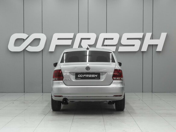 2017 Volkswagen Polo V Рестайлинг, серебристый, 810000 рублей - вид 3
