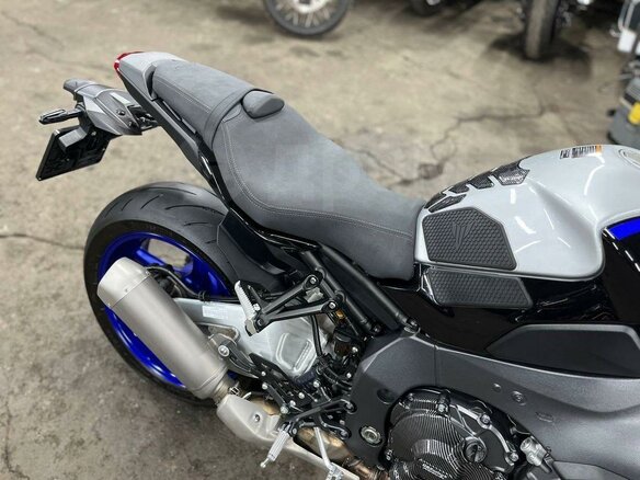2021 Yamaha MT-10SP, серебристый, 1780000 рублей - вид 13