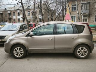 2013 Nissan Note I Рестайлинг, коричневый, 830000 рублей, вид 4