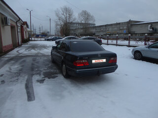 2001 Mercedes-Benz E-Класс 240 II (W210, S210) Рестайлинг, чёрный, 550000 рублей, вид 2