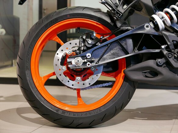 2025 KTM 390 Duke, синий, 699000 рублей - вид 9