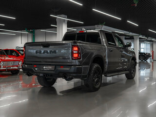 2025 Ram 1500 Crew Cab V Рестайлинг, серый, 9000000 рублей, вид 4